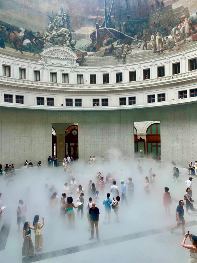 Les Sculptures de brouillard intitulée « Cloud #07156 » Bourse du Commerce - Paris