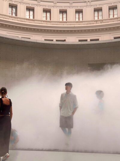 Les Sculptures de brouillard intitulée « Cloud #07156 » Bourse du Commerce - Paris